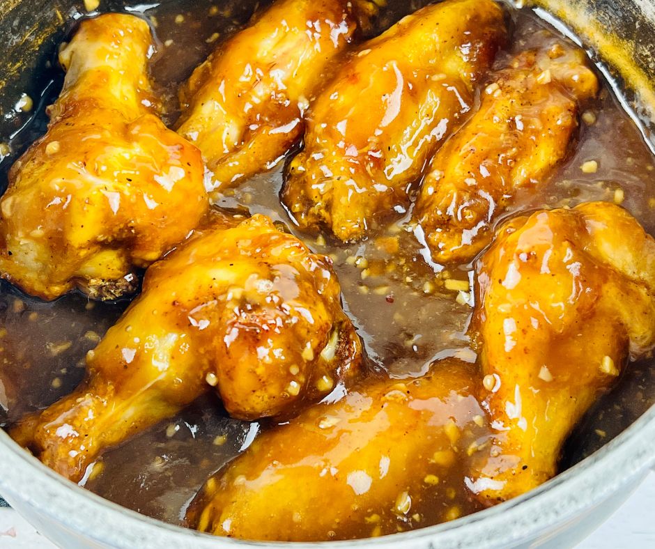 adding cooked wings to sauce for Honey Garlic Wings
